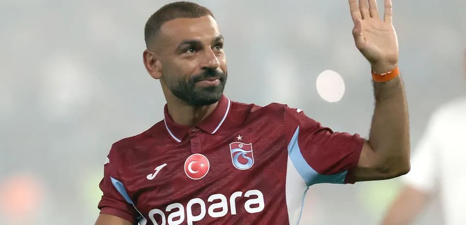 Jugador de Trabzonspor saludando al público en el campo