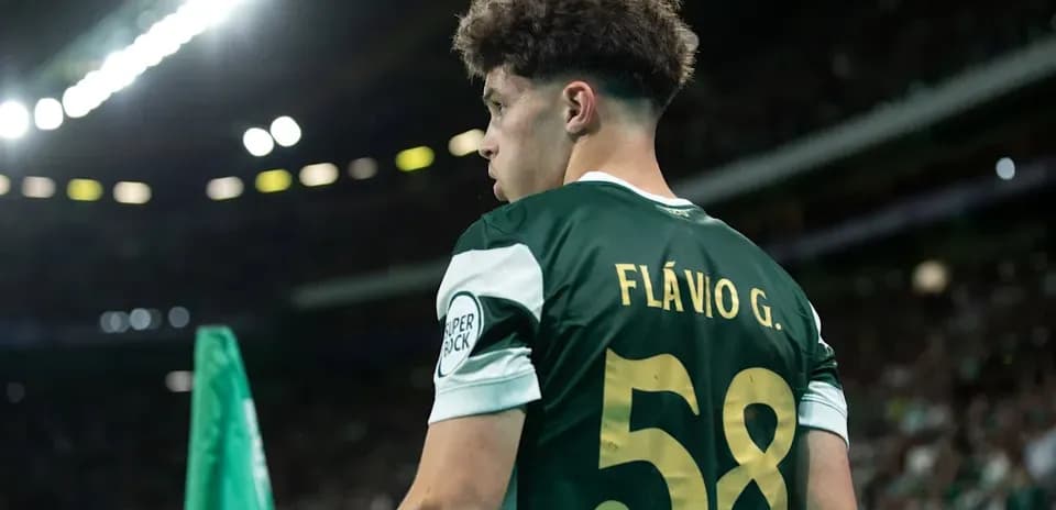 Jugador de fútbol Flávio G. en el campo