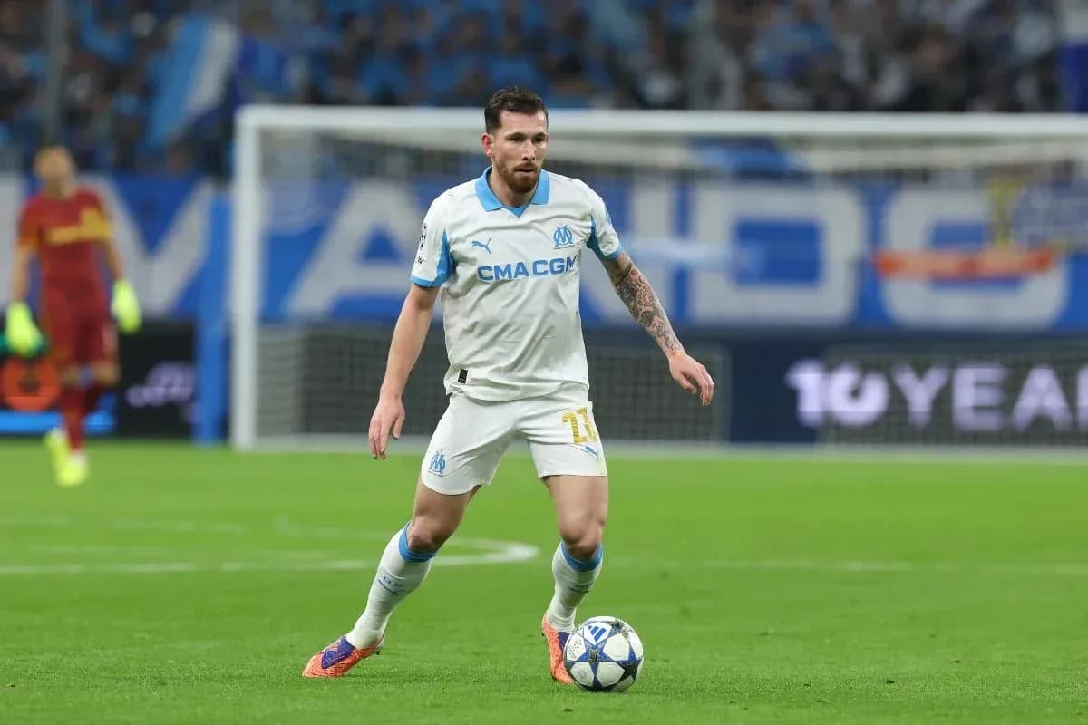 Jugador del Olympique de Marsella controlando el balón