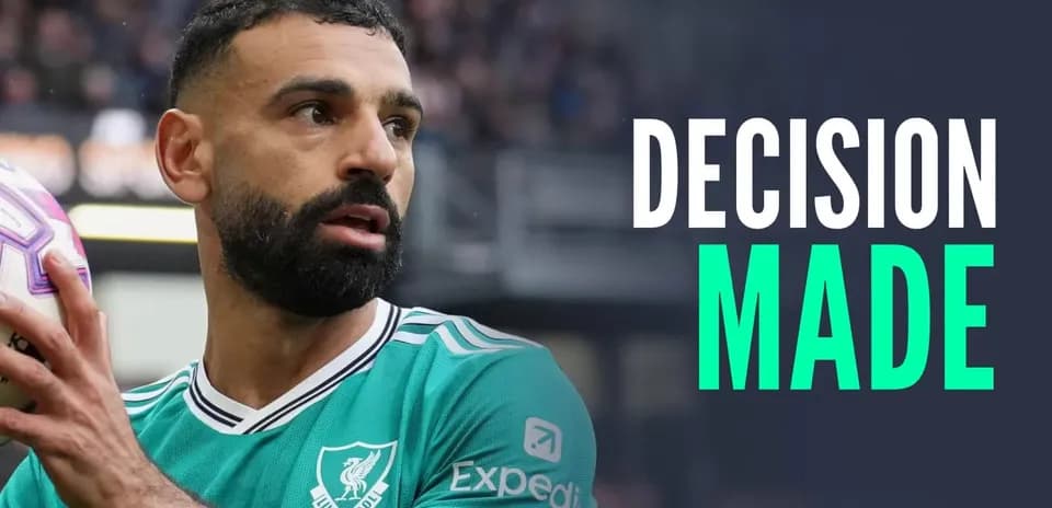 Jugador sosteniendo balón durante partido de fútbol