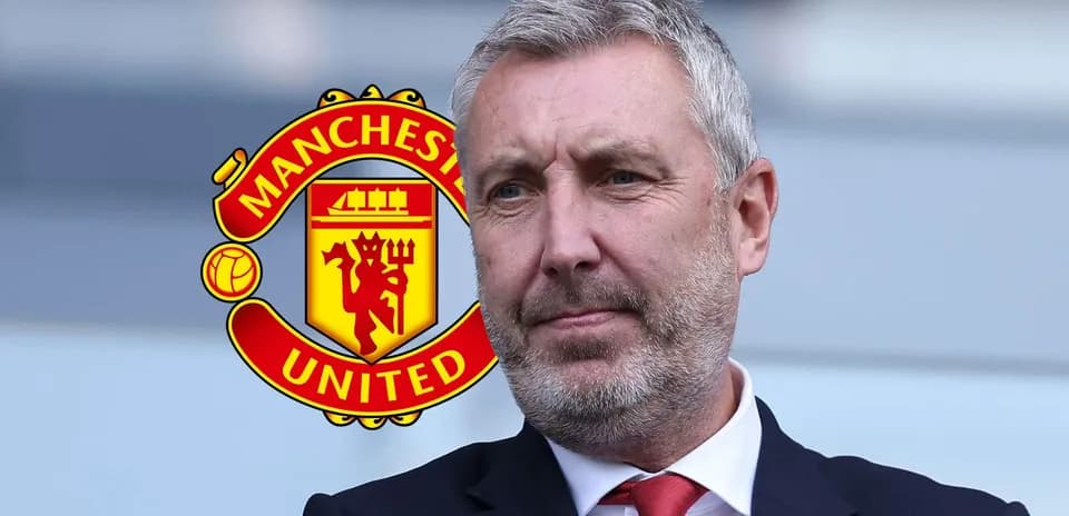Hombre pensativo con logo de Manchester United de fondo