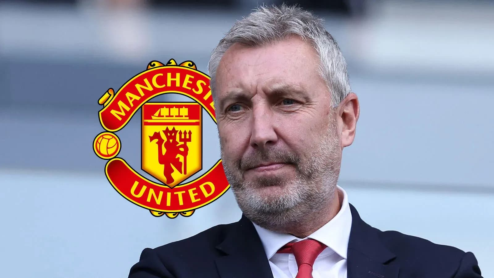 Hombre pensativo con logo de Manchester United de fondo
