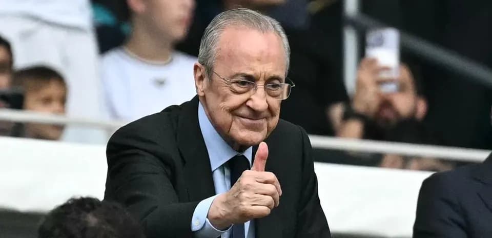 Hombre con gafas haciendo gesto de pulgar arriba