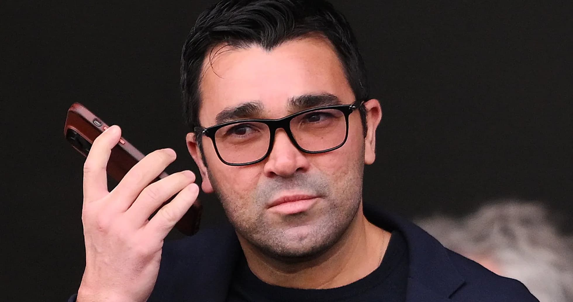 Hombre con gafas hablando por teléfono móvil