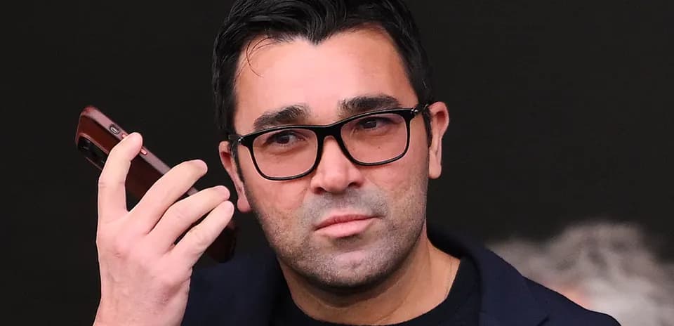 Hombre con gafas hablando por teléfono móvil