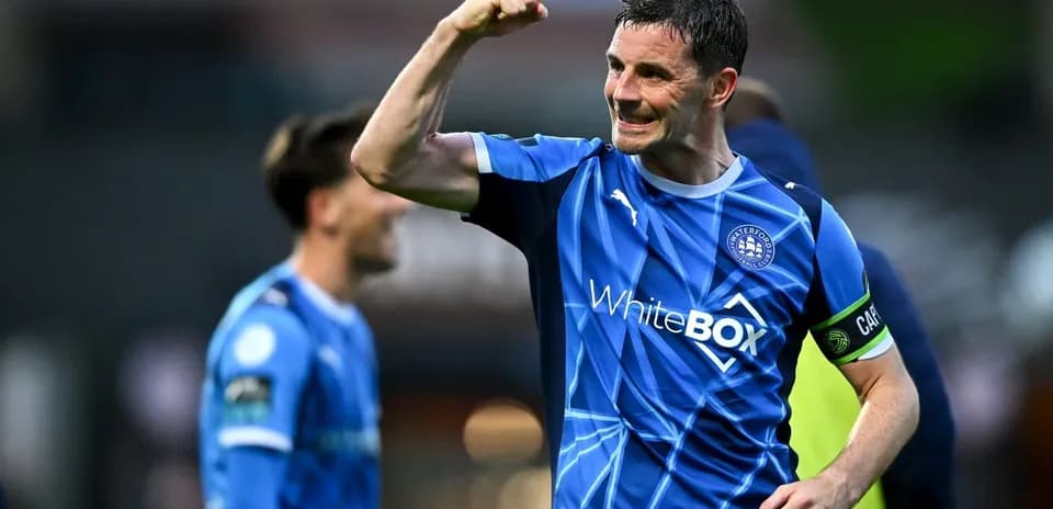 Jugador de Waterford celebrando con el puño cerrado