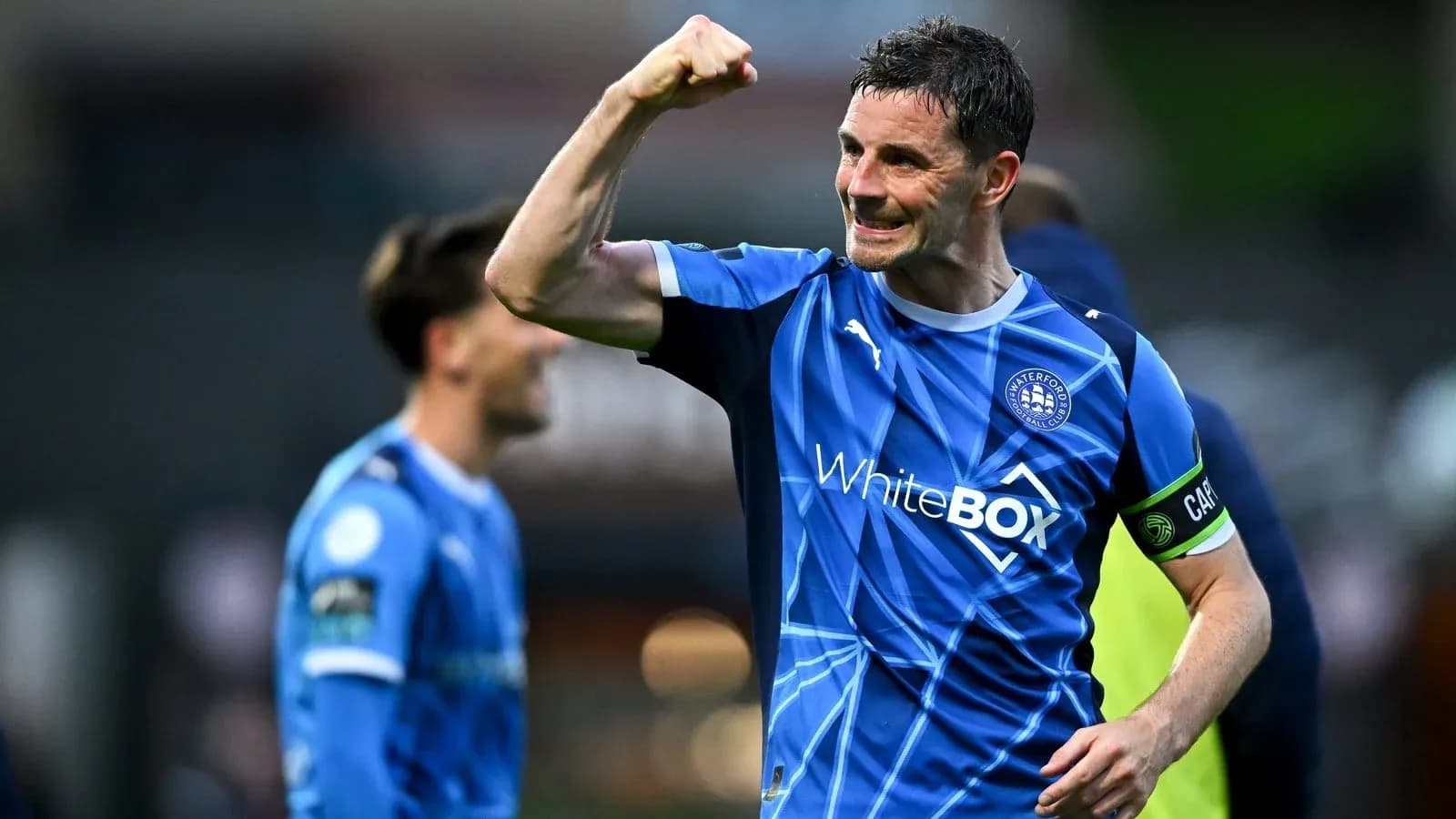 Jugador de Waterford celebrando con el puño cerrado