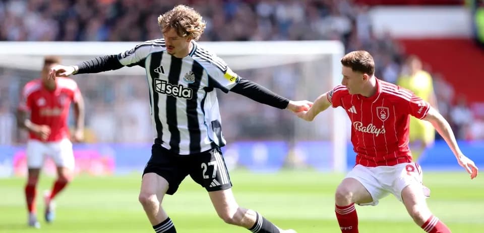 Jugador de Newcastle luchando por el balón