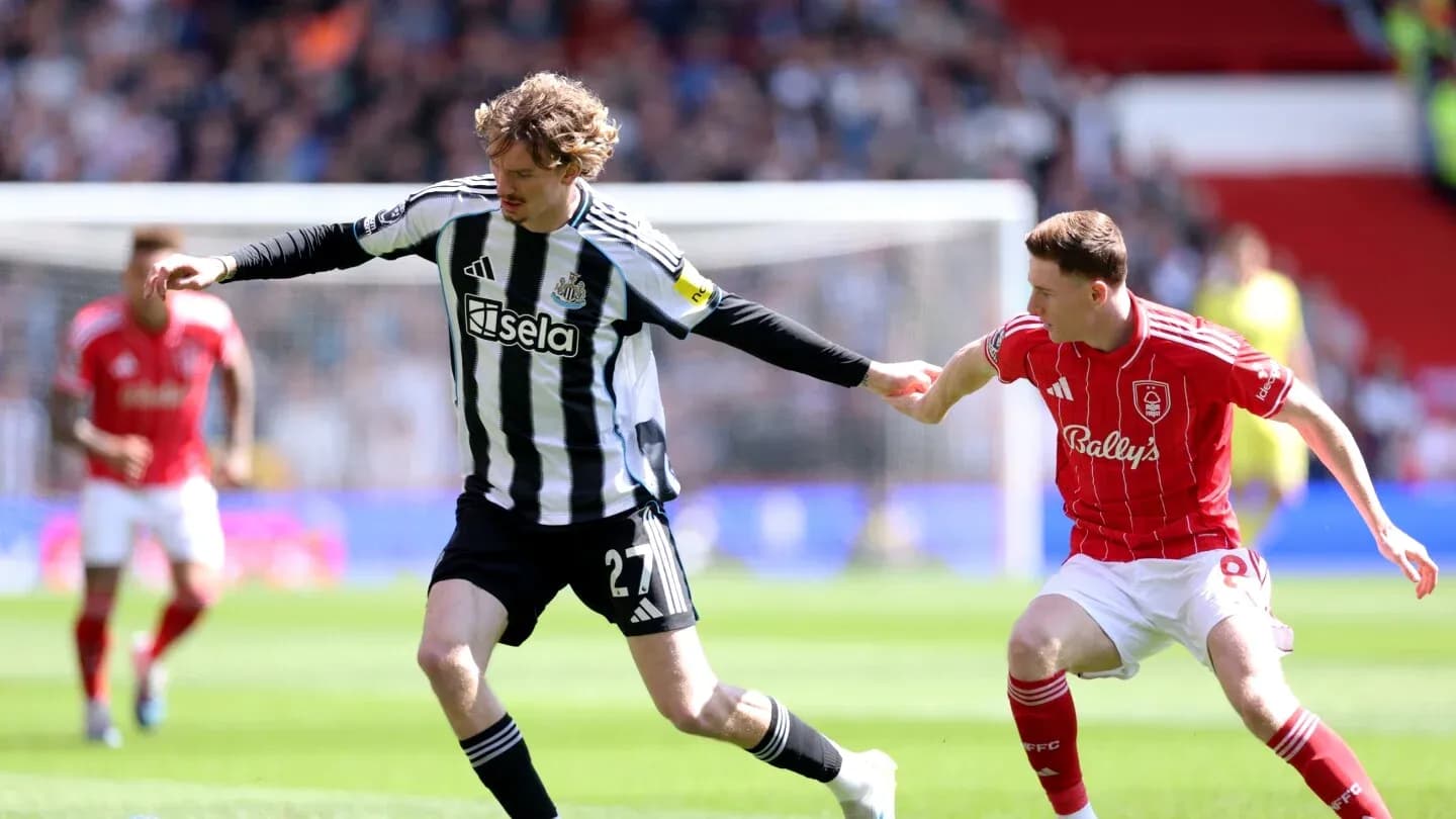 Jugador de Newcastle luchando por el balón