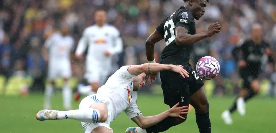 Jugador de Tottenham escapando de una entrada rival