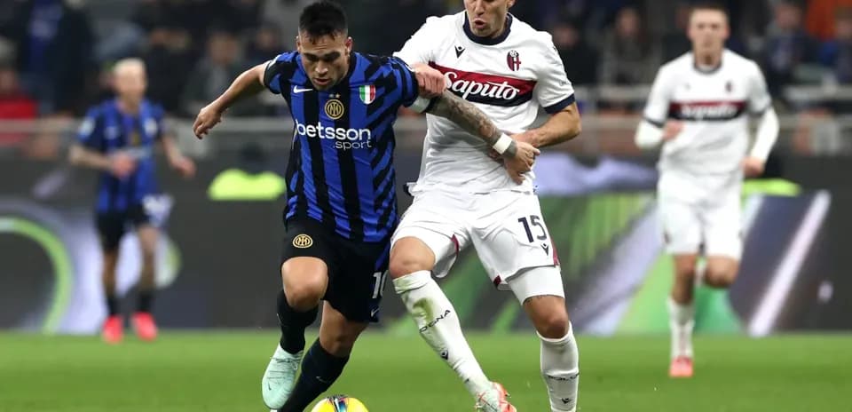 Lautaro Martínez luchando por el balón contra un defensor