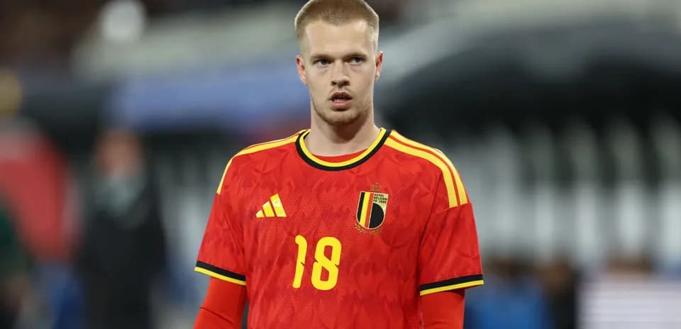 Jugador belga con camiseta roja durante el calentamiento