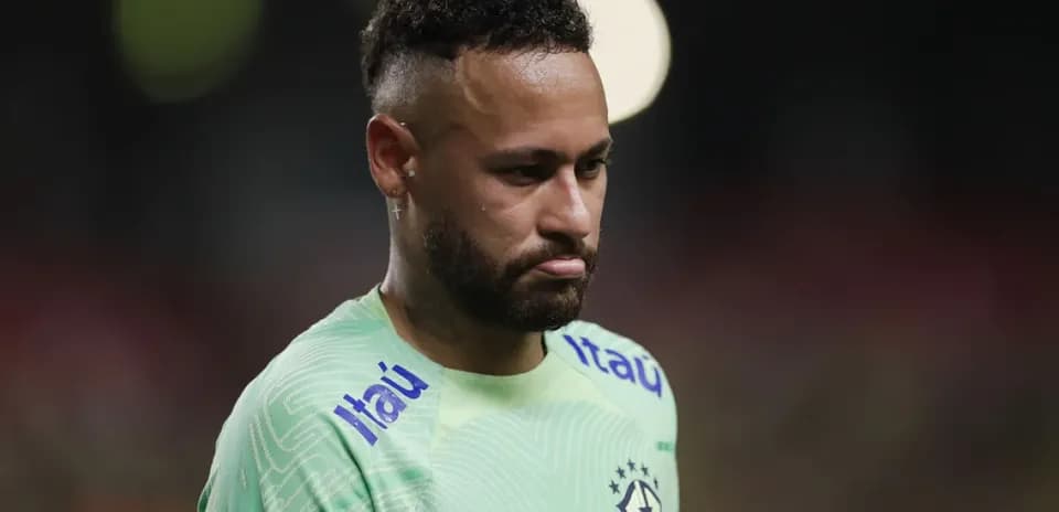 Neymar con uniforme de Brasil en el campo
