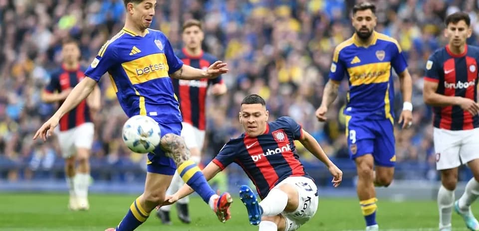 Jugadores de San Lorenzo y Boca Juniors en acción