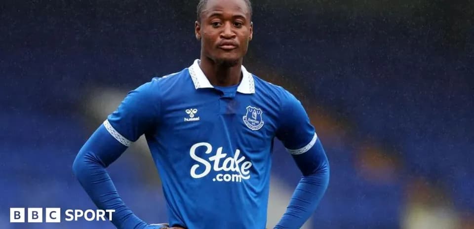 Jugador de Everton con camiseta azul en el campo
