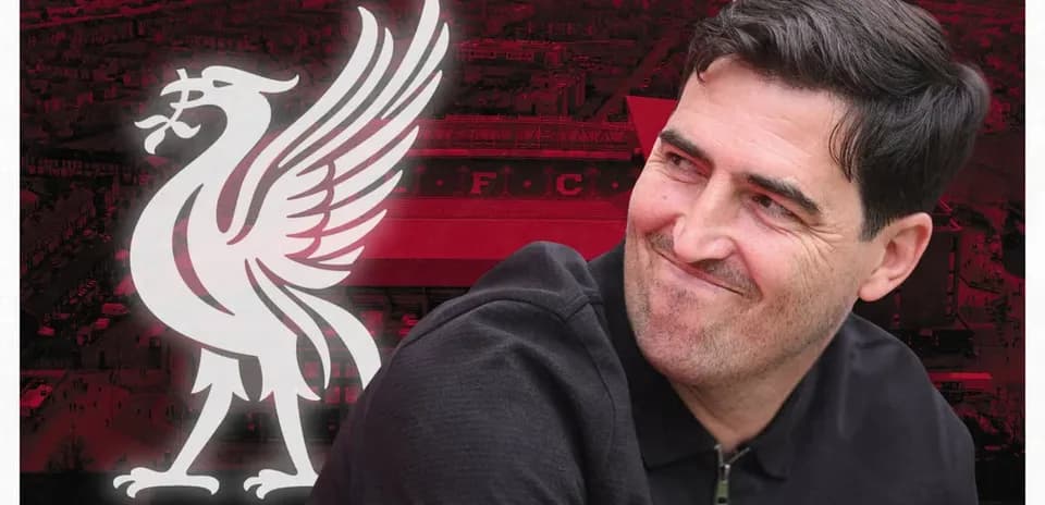 Hombre sonriendo con logo de Liverpool de fondo