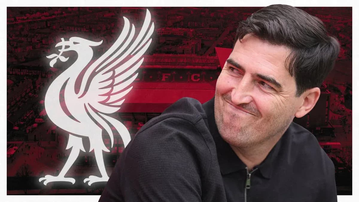 Hombre sonriendo con logo de Liverpool de fondo