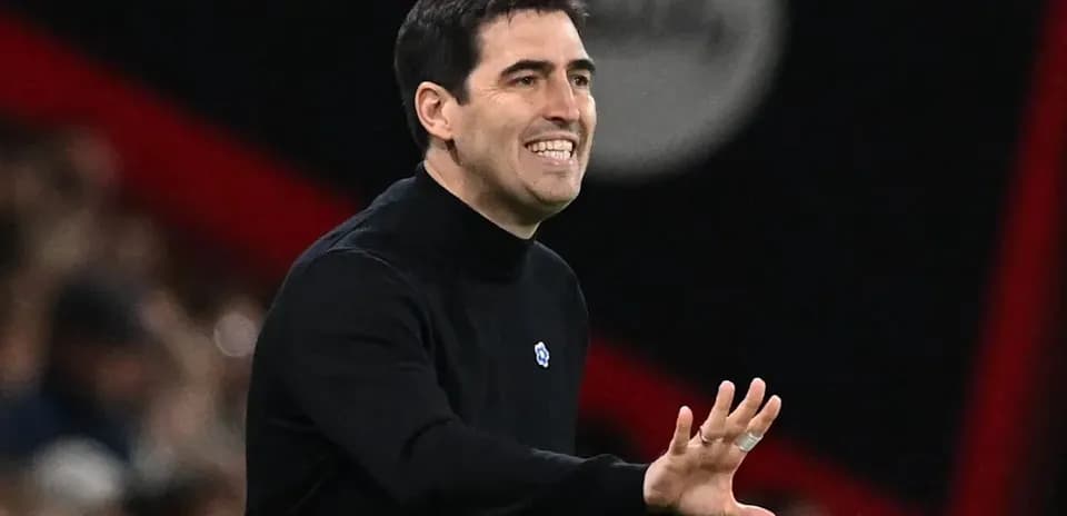 Entrenador dirigiendo desde la línea de banda