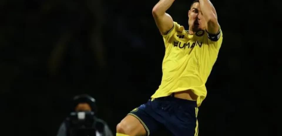Jugador levantando las manos en señal de celebración