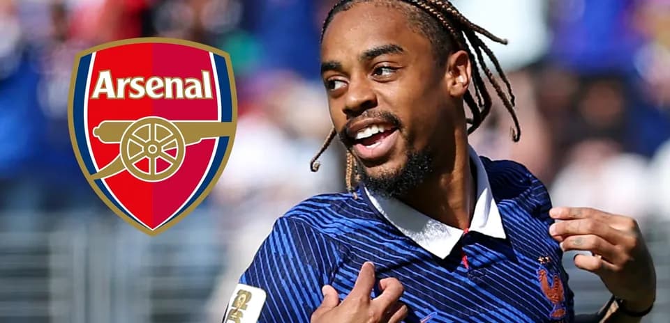 Jugador celebrando con camiseta de Francia y logo de Arsenal