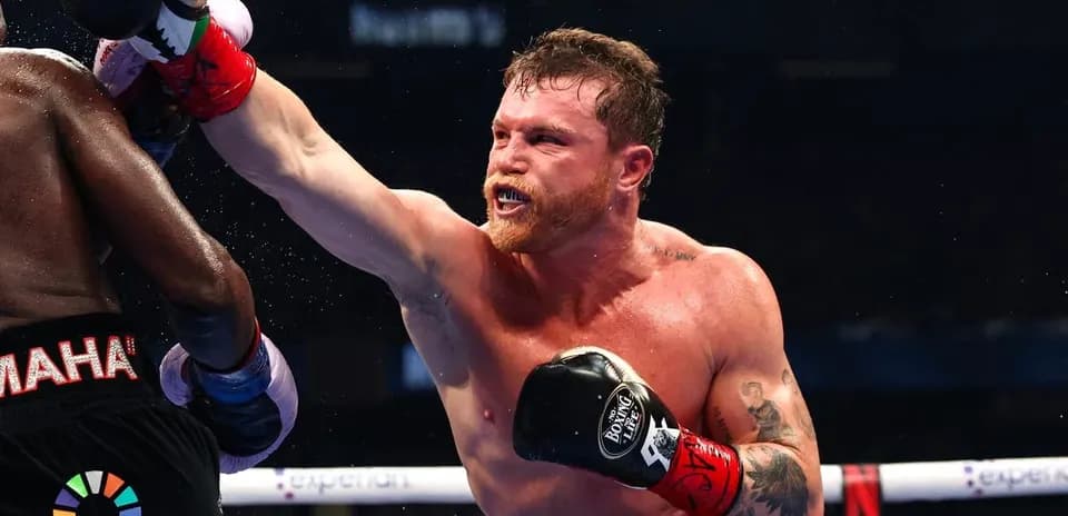 Canelo Álvarez lanzando un golpe durante la pelea