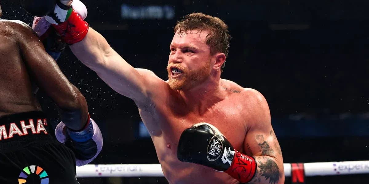 Canelo Álvarez lanzando un golpe durante la pelea