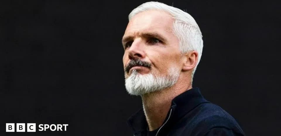 Entrenador con barba y cabello blanco en primer plano
