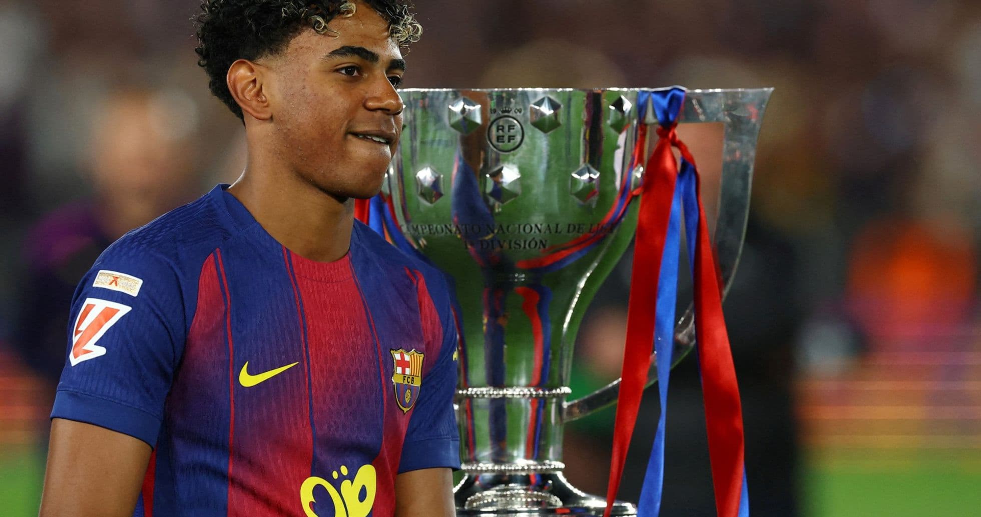 Jugador de Barcelona junto a trofeo de campeón
