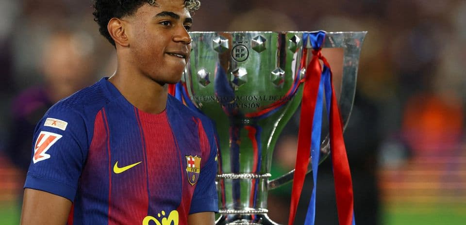 Jugador de Barcelona junto a trofeo de campeón