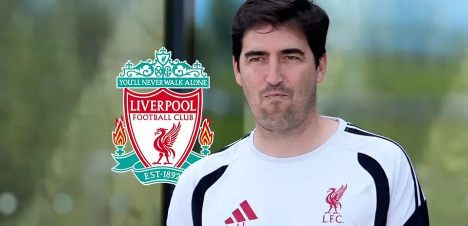 Entrenador de Liverpool junto al logo del club