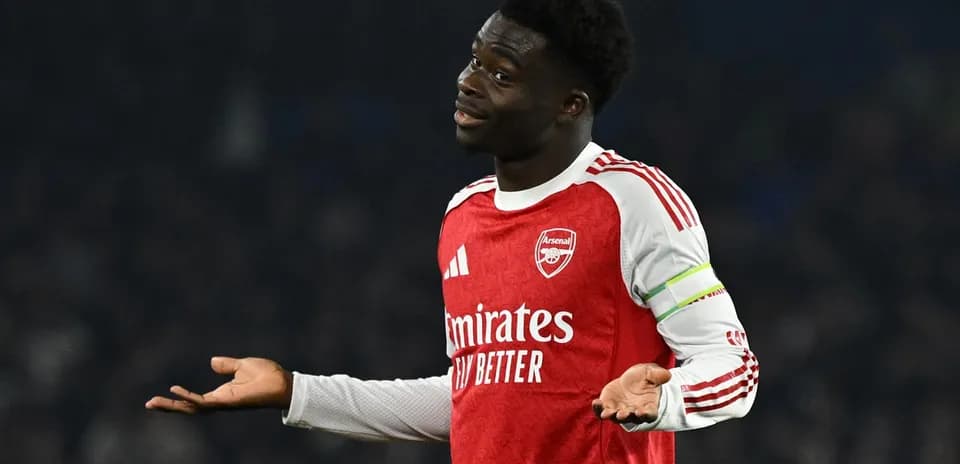 Jugador de Arsenal mostrando confusión en el partido