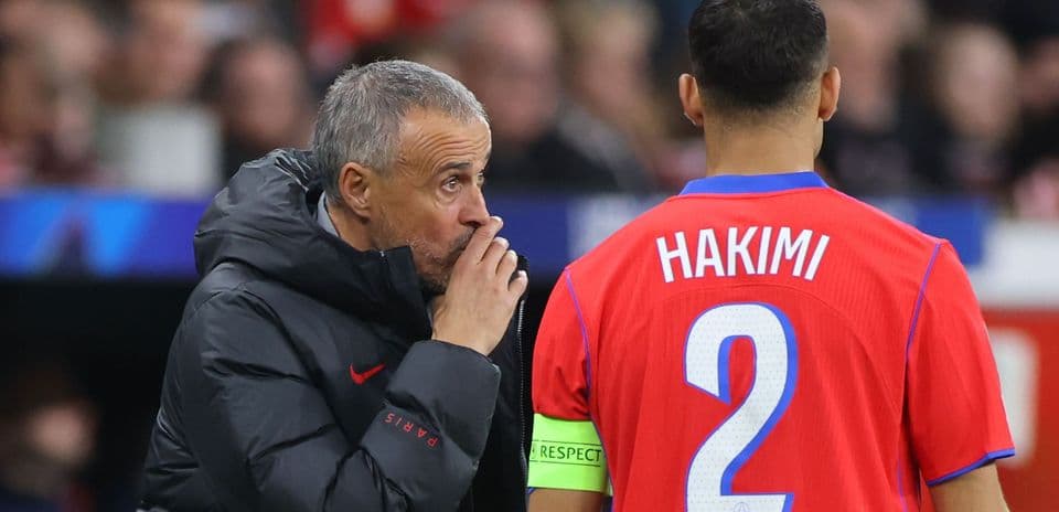 Entrenador hablando con Hakimi durante el partido