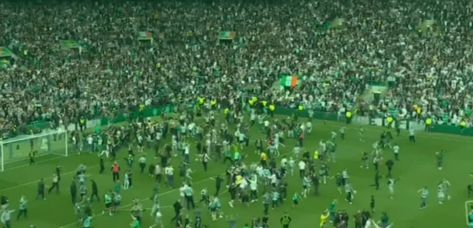 Aficionados celebrando en el campo después del partido