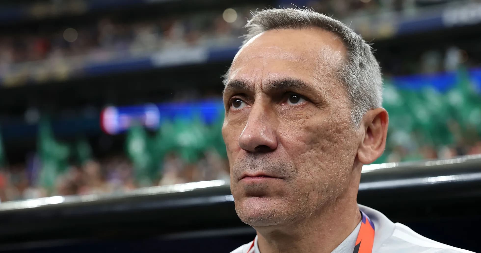 Entrenador observando desde la banca durante el partido