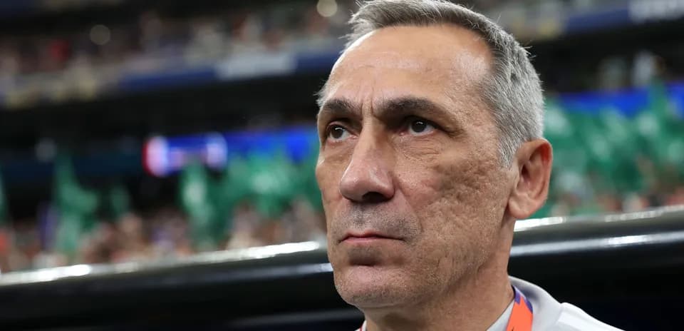 Entrenador observando desde la banca durante el partido