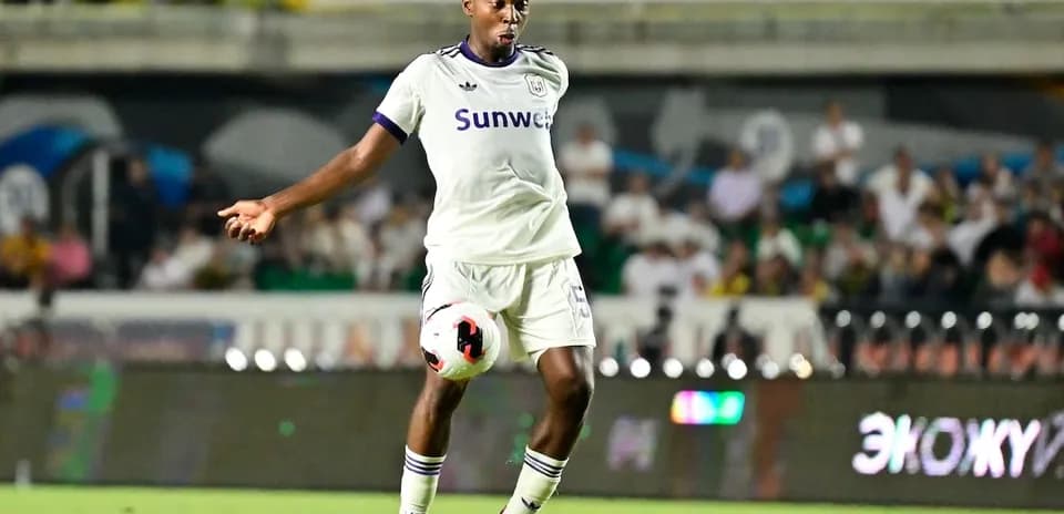 Jugador de Anderlecht controlando el balón en el campo
