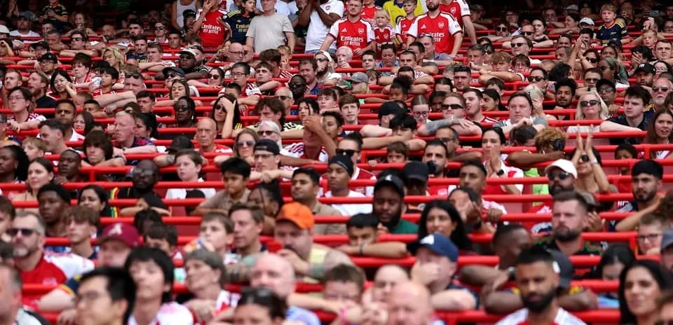 Aficionados en las gradas del estadio viendo el partido