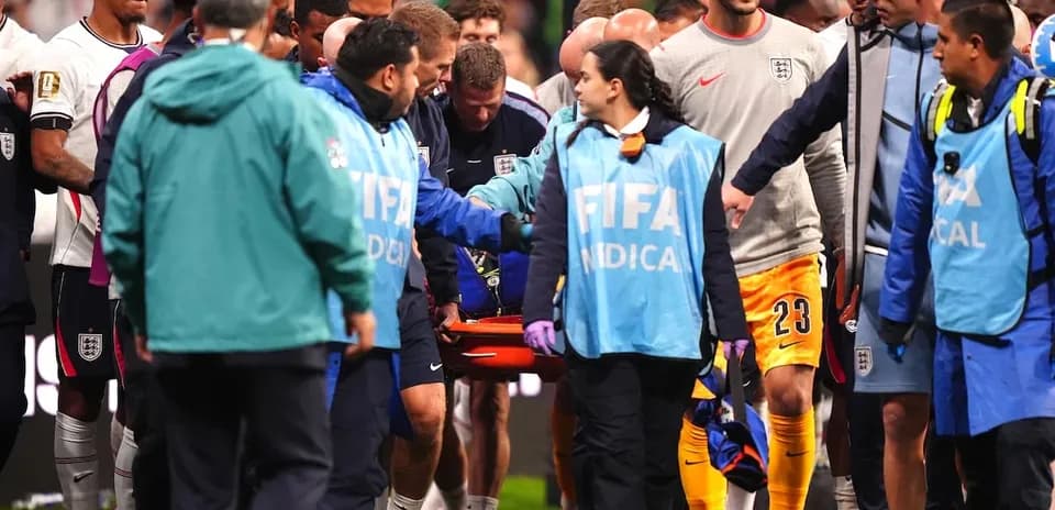 Jugadores y personal médico atendiendo a un jugador lesionado