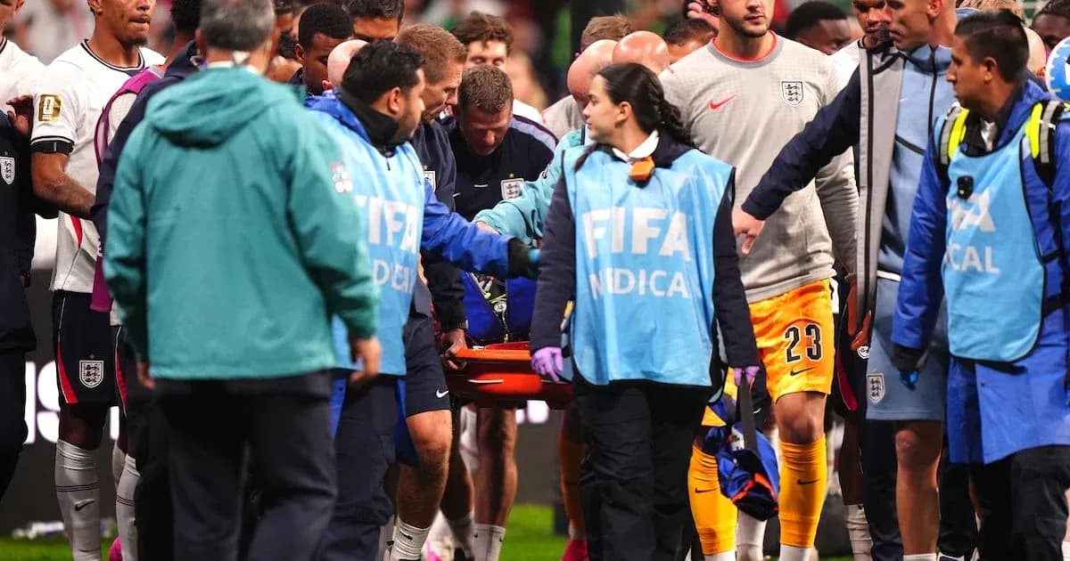 Jugadores y personal médico atendiendo a un jugador lesionado
