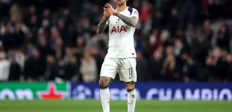 Jugador aplaudiendo en el campo de fútbol