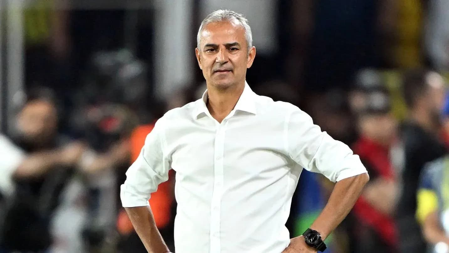 Entrenador observando el partido desde la banda