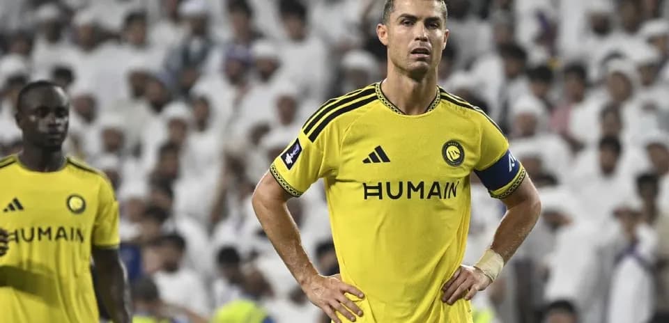 Cristiano Ronaldo en partido con camiseta amarilla