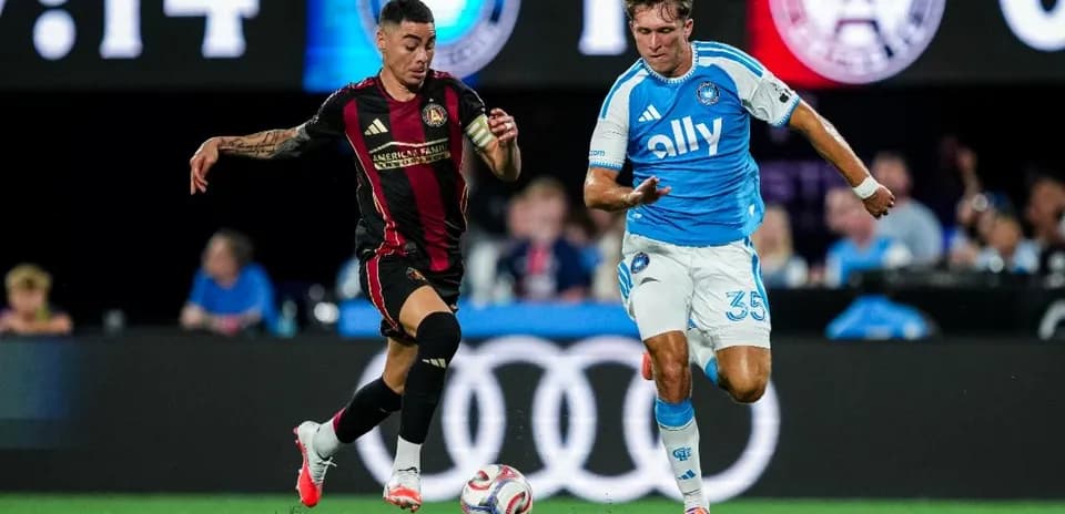 Jugadores de Atlanta United y Charlotte compitiendo
