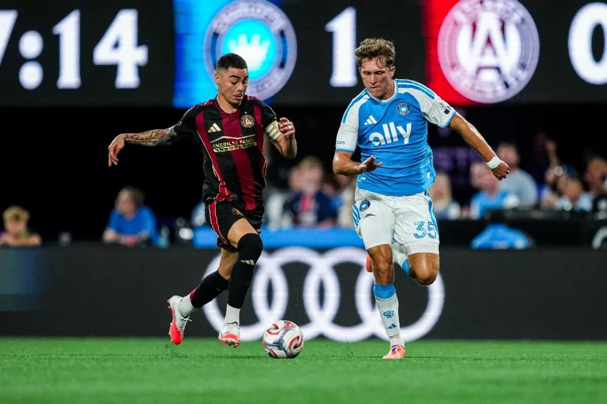 Jugadores de Atlanta United y Charlotte compitiendo