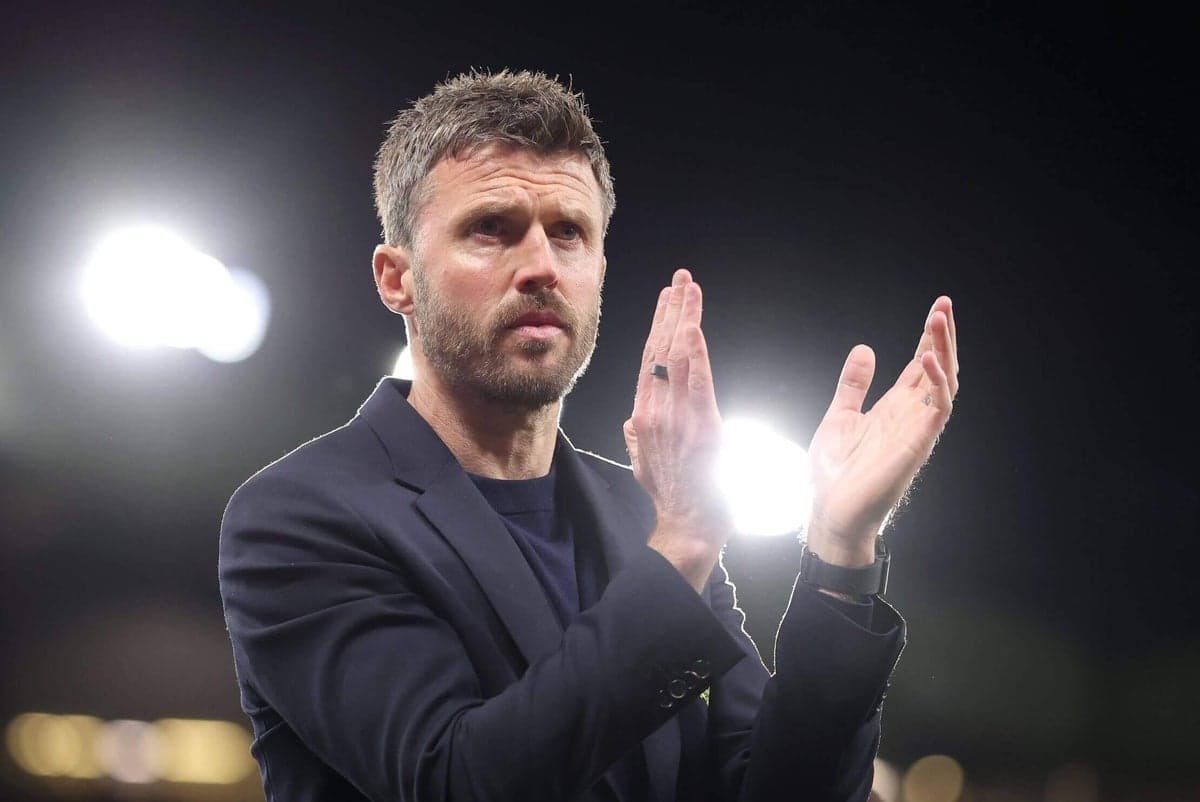 Entrenador aplaudiendo durante el partido