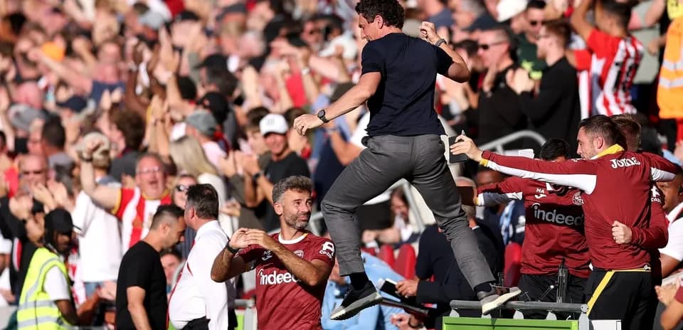 Entrenador celebrando con la afición en el estadio