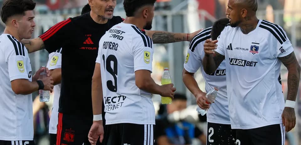 Jugadores de Colo Colo en reunión táctica