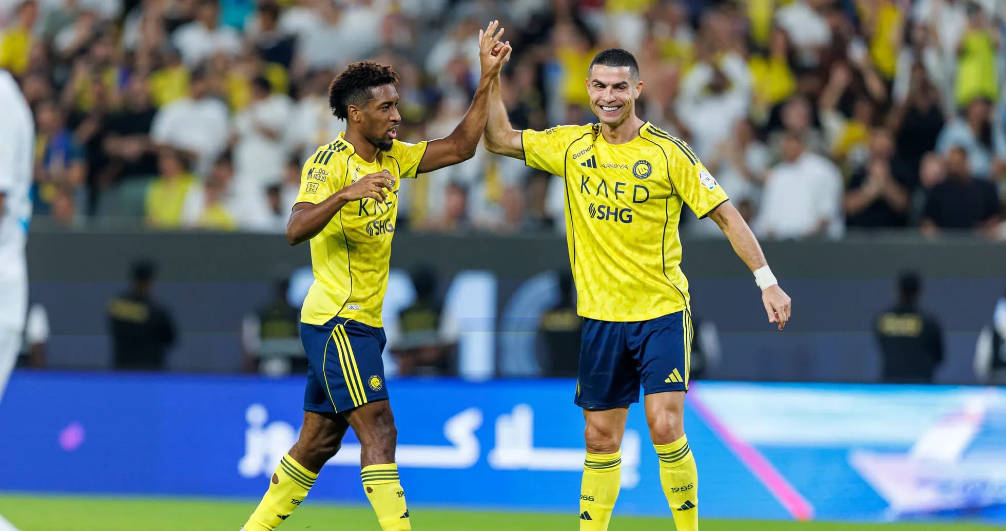 Jugadores de Al Nassr celebrando un gol juntos