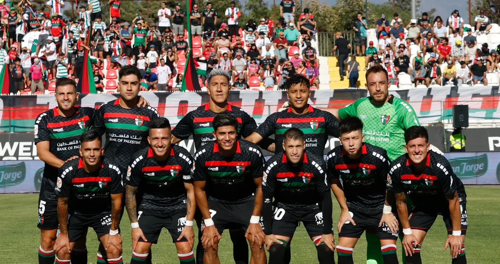 Jugadores de Palestino posando antes del partido