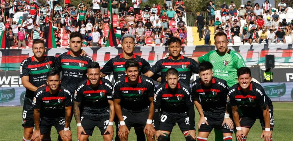 Jugadores de Palestino posando antes del partido